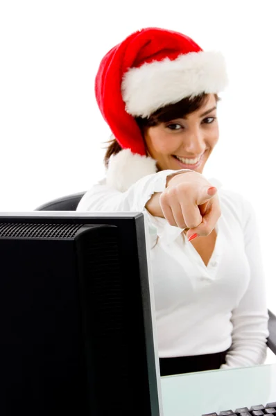 Jul kvinna som pekar på kamera — Stockfoto