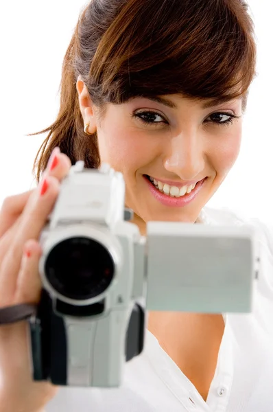 ผู้หญิงสาวถือกล้องถ่ายวิดีโอ — ภาพถ่ายสต็อก