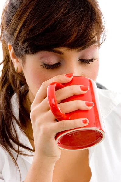 Γυναίκα πίνει ζεστό καφέ — Φωτογραφία Αρχείου