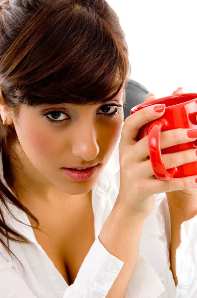 Mulher segurando caneca de café — Fotografia de Stock