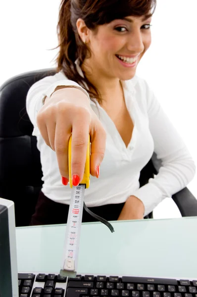 Mulher mostrando fita métrica — Fotografia de Stock