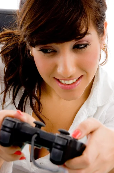 Jovem mulher jogar vídeo game — Fotografia de Stock