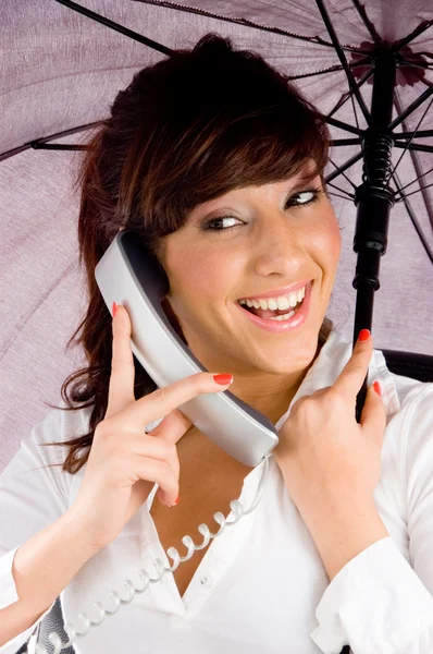 Mulher falando no telefone sob guarda-chuva — Fotografia de Stock