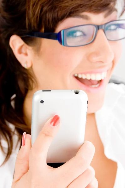 Usměvavá mladá žena drží ipod — Stock fotografie