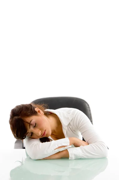 Kvinna som sover på tabell — Stockfoto