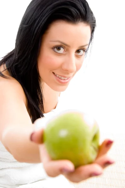 Leende kvinna erbjuder ett äpple — Stockfoto