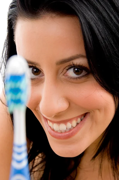Χαμογελαστή νεαρή γυναίκα με οδοντόβουρτσα — Φωτογραφία Αρχείου
