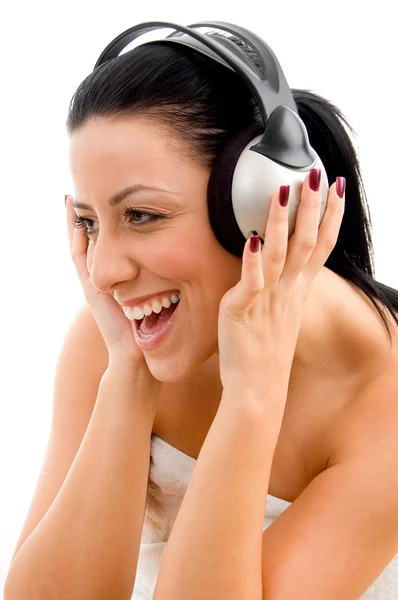 Vrouw in handdoek genieten van muziek — Stockfoto