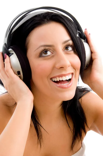Jonge vrouwelijke genieten van muziek — Stockfoto
