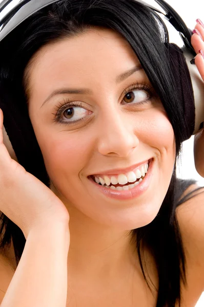 Giovane femmina godendo la musica — Foto Stock