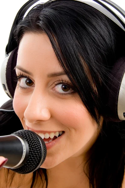 Молодая женщина с наушниками и микрофоном — стоковое фото