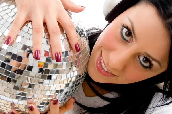 Usmívající se žena držící disco zrcadlová koule — Stock fotografie