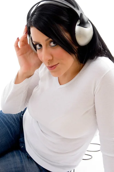 Mujer joven disfrutando de la música —  Fotos de Stock