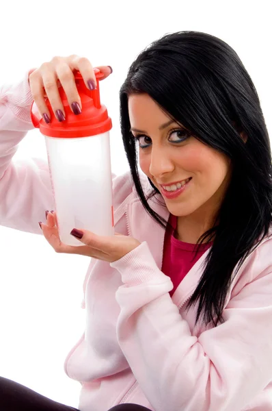 Sonriente hembra sosteniendo botella de agua — Foto de Stock