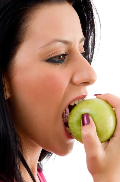 Mujer joven comiendo una manzana — Foto de Stock