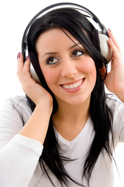 Heureux modèle féminin écouter de la musique — Photo