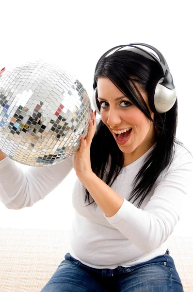 Hembra escuchando música con disco ball — Foto de Stock