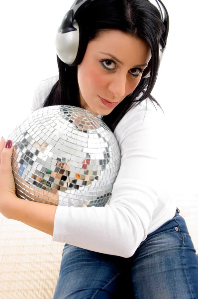 Vrouwelijke luisteren muziek met disco bal — Stockfoto
