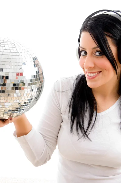 Женщина слушает музыку с диско-шаром — стоковое фото