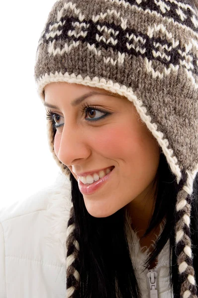 Usmívající se žena nosí vlněné čepice — Stock fotografie