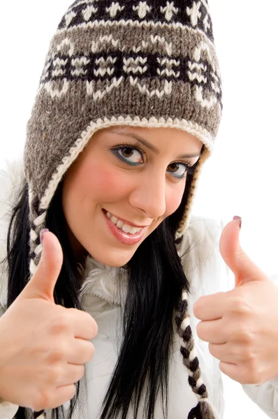 Usmívající se žena s vlněnou čepici — Stock fotografie