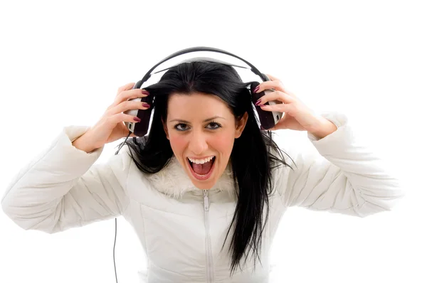Молода жінка насолоджується гучною музикою — стокове фото