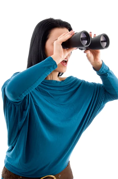 Fêmea olhando através de binóculos — Fotografia de Stock