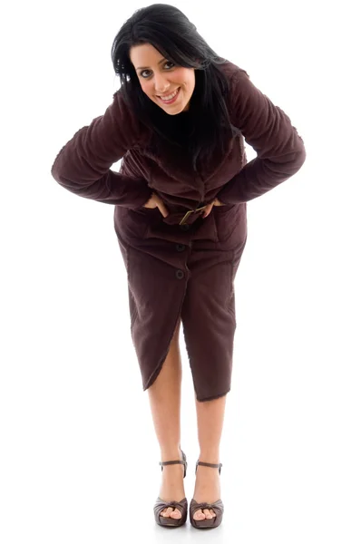 Ohýbání žena nosí kabát — Stock fotografie