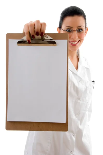 Sorrindo médico mostrando almofada de escrita — Fotografia de Stock