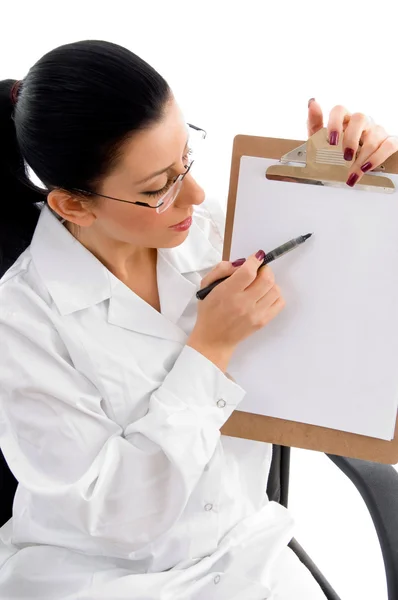 Kobieta lekarz wskazujące pisarski — Zdjęcie stockowe