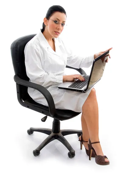 在笔记本电脑上工作的女医生 — 图库照片