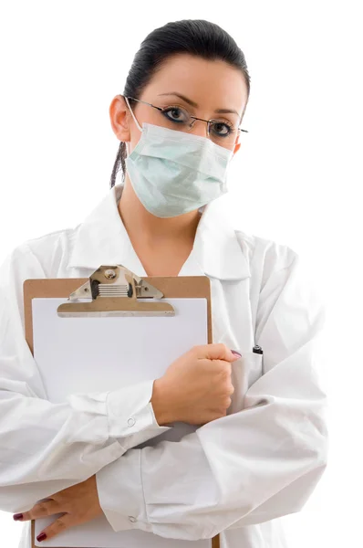 Médico feminino segurando almofada de escrita — Fotografia de Stock