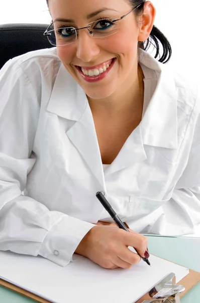Uśmiechnięta lekarka patrząca w kamerę — Zdjęcie stockowe