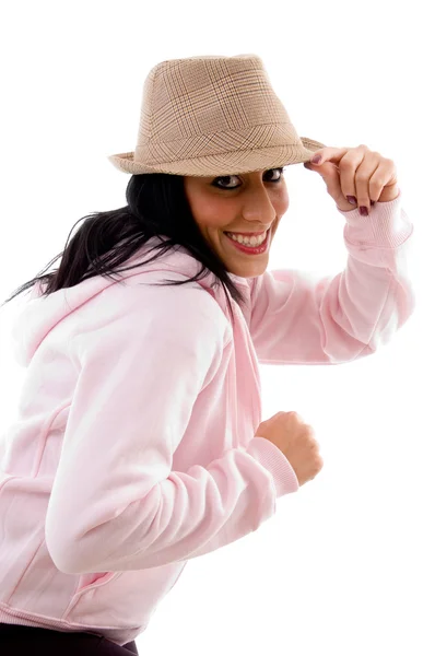 Pose lateral de chapéu de segurando modelo sorridente — Fotografia de Stock
