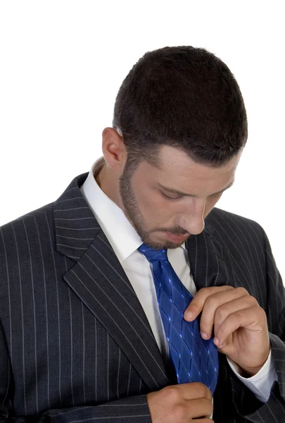 Geschäftsmann justiert seine Krawatte — Stockfoto