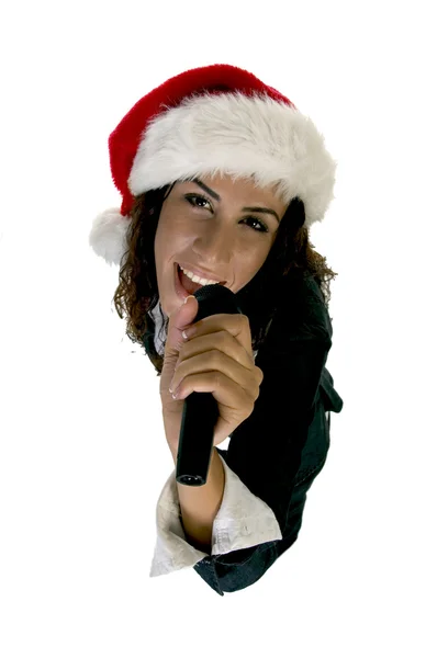Jovem fêmea cantando no microfone — Fotografia de Stock