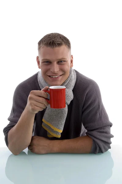 Knappe jongeman die koffie drinkt — Stockfoto