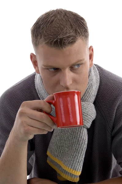 Yakışıklı genç adam kahve içiyor. — Stok fotoğraf
