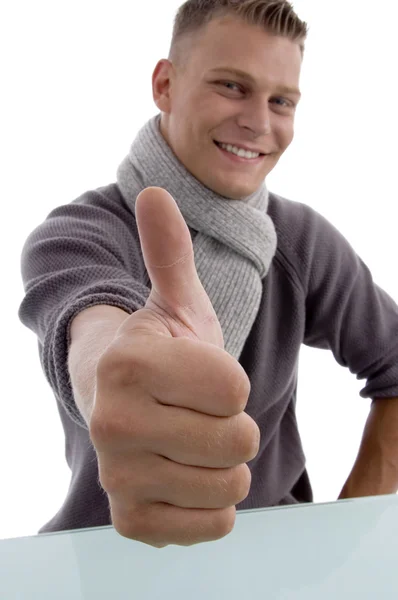 Sorridente giovane uomo mostrando pollici in su — Foto Stock