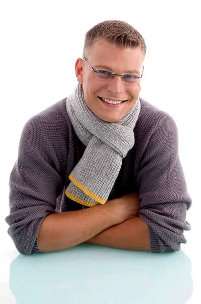 Jeune homme souriant portant des lunettes — Photo