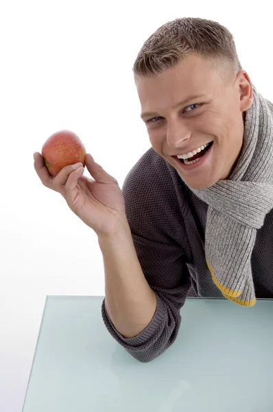 Sonriente joven macho posando con una manzana —  Fotos de Stock