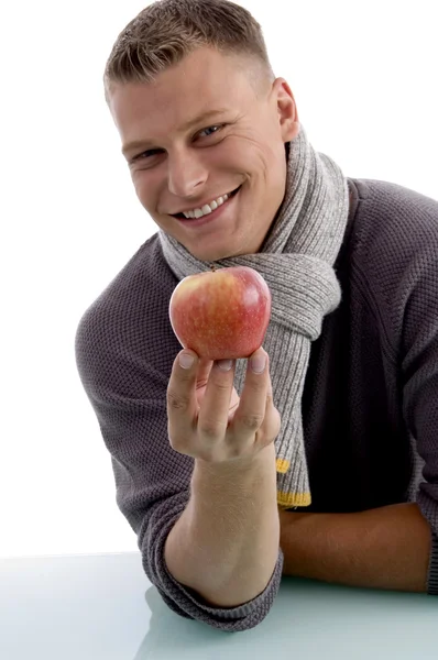 Retrato de homem sorridente segurando uma maçã — Fotografia de Stock
