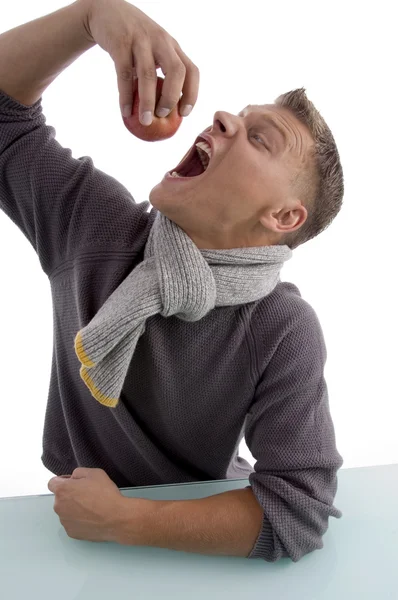Молодой мужчина собирается съесть яблоко — стоковое фото