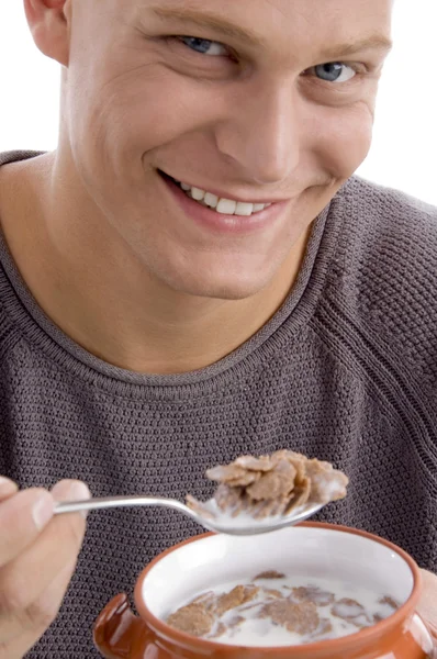 Usmívající se muž jíst cornflakes — Stock fotografie