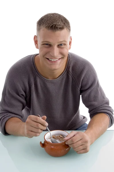 コーンフレークを食べて笑顔の男性 — ストック写真