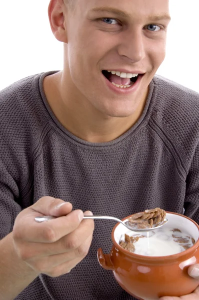 コーンフレークを食べて笑顔の男性 — ストック写真