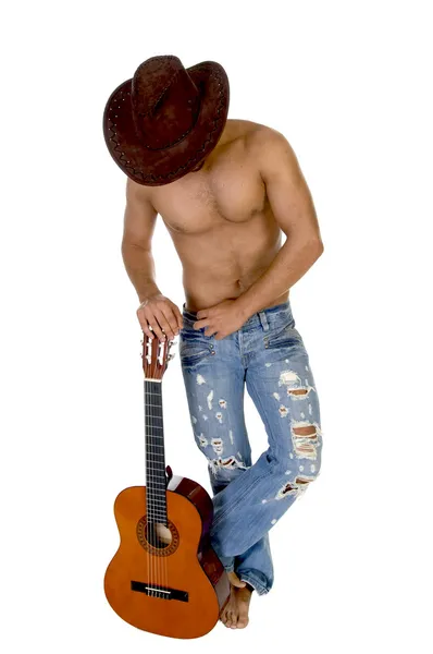 Чоловік без сорочки позує з гітарою — стокове фото