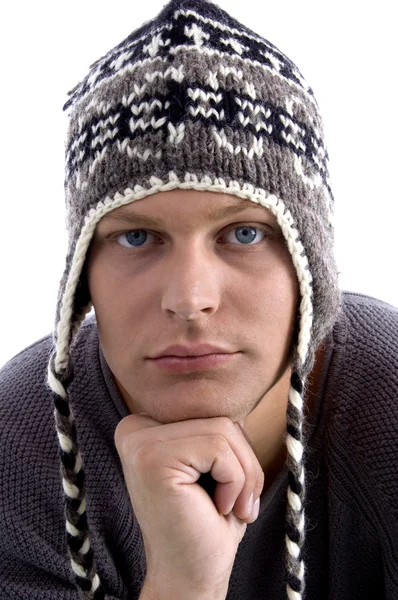 若い男が身に着けている冬の帽子 — ストック写真