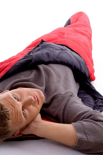 Atraktivní muž pózuje v spací pytel — Stock fotografie
