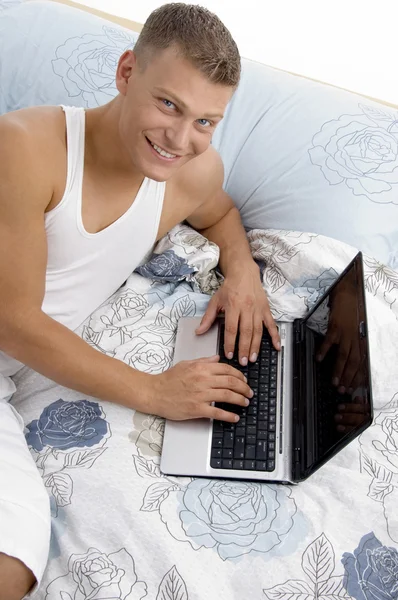 Jeune homme travaillant sur ordinateur portable — Photo